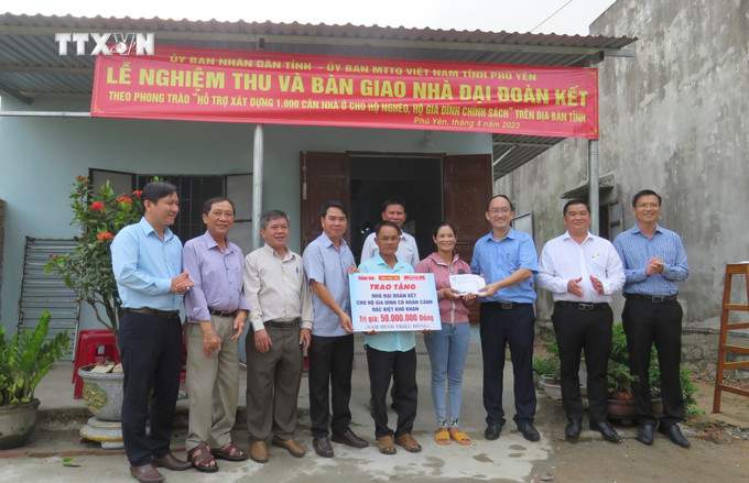 Ủy ban Mặt trận Tổ quốc Việt Nam tỉnh Phú Yên bàn giao nhà đại đoàn kết cho một hộ nghèo tại huyện Tây Hòa trong năm 2023. Ảnh: TTXVN phát vna_potal_phu_yen_giam_ngheo_ben_vung_nho_duoc_ho_tro_sinh_ke_va_nha_o_7356477.jpg