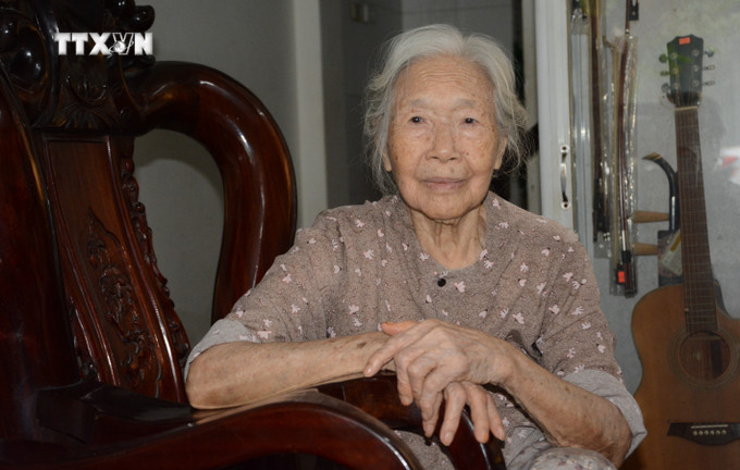 Bà Vương Thị Xuân Vy (sinh năm 1933, nguyên quán ở huyện Đông Sơn, tỉnh Thanh Hóa) hiện đang sinh sống ở quận Thanh Khê, thành phố Đà Nẵng từng tham gia vận chuyển lương thực trong chiến dịch Điện Biên Phủ. Ảnh: Văn Dũng - TTXVN vna_potal_ky_uc_hao_hung_ve_chien_thang_dien_bien_phu_cua_chien_si_dien_bien___7360232.jpg