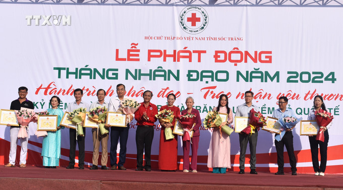 Lãnh đạo Hội Chữ thập đỏ tỉnh Sóc Trăng trao bảng tấm lòng vàng cho các tổ chức, doanh nghiệp, cá nhân đóng góp tích cực và ủng hộ cho Tháng Nhân đạo năm 2024. Ảnh Tuấn Phi - TTXVN vna_potal_soc_trang_le_phat_dong_thang_nhan_dao_nam_2024__7360067.jpg