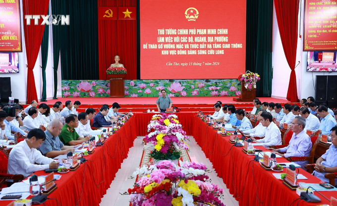 Quang cảnh buổi làm việc. Ảnh: Dương Giang - TTXVN vna_potal_thu_tuong_lam_viec_voi_cac_bo_nganh_dia_phuong_ve_thuc_day_ha_tang_giao_thong_khu_vuc_dbscl_7480613.jpg