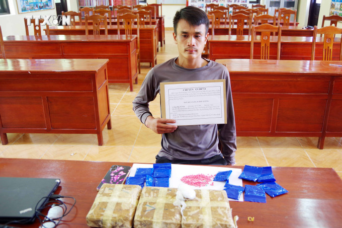 Đối tượng Pơn Mạ Nì Vòn và tang vật vụ án. Ảnh: TTXVN phát vna_potal_dien_bien_bat_mot_nguoi_nuoc_ngoai_mua_ban_trai_phep_ma_tuy_7480693.jpg