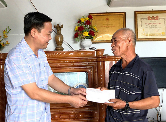 Phó Chủ tịch Hội đồng Nhân dân tỉnh Phú Yên Đỗ Thái Phong thăm, tặng quà thương binh La O Phớ, xã Xuân Quang 1. Ảnh: Phạm Thùy/baophuyen.vn ong Pho.jpg