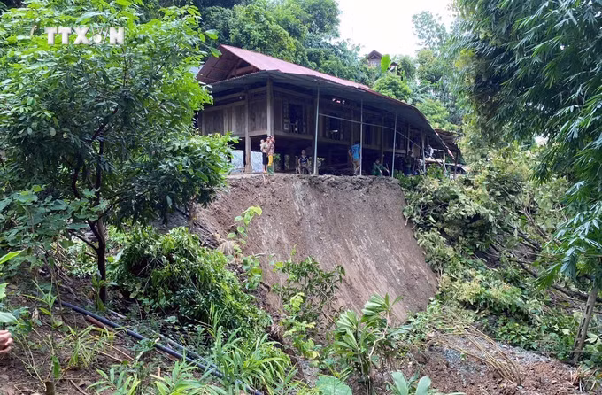 vna_potal_son_la_khan_truong_di_doi_nguoi_va_tai_san_cua_dan_den_noi_an_toan_7597175.jpg