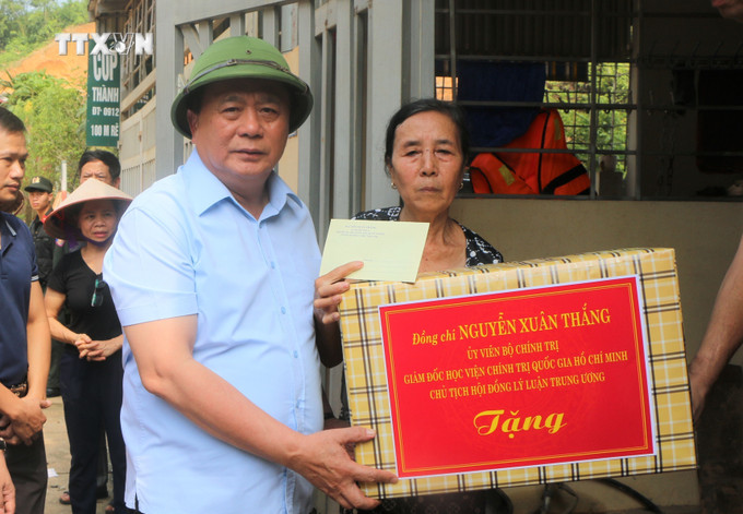 Đồng chí Nguyễn Xuân Thắng thăm hỏi, động viên, tặng quà cho gia đình bị thiệt hại do ảnh hưởng của cơn bão số 3. Ảnh: Tuấn Anh - TTXVN vna_potal_uy_vien_bo_chinh_tri_nguyen_xuan_thang_tham_dong_vien_nguoi_dan_vung_lu_yen_bai_7596952.jpg