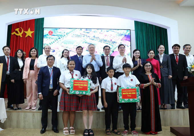 Phó Thủ tướng Thường trực Nguyễn Hòa Bình thăm, tặng quà tại Trường Tiểu học, Trung học cơ sở và Trung học phổ thông Hoàng Việt, thành phố Buôn Ma Thuột. Ảnh: Tuấn Anh – TTXVN vna_potal_pho_thu_tuong_thuong_truc_tham_lam_viec_tai_dak_lak_7596601.jpg