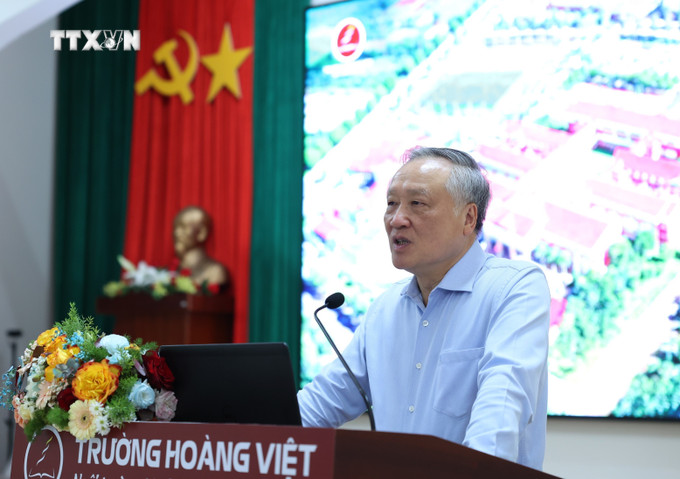 Phó Thủ tướng Thường trực Nguyễn Hòa Bình đến thăm, nói chuyện thân mật với giáo viên, học sinh Trường Tiểu học, Trung học cơ sở và Trung học phổ thông Hoàng Việt, thành phố Buôn Ma Thuột. Ảnh: Tuấn Anh – TTXVN vna_potal_pho_thu_tuong_thuong_truc_tham_lam_viec_tai_dak_lak_7596605.jpg