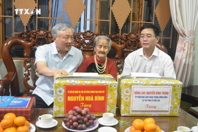 Phó Thủ tướng Thường trực Nguyễn Hòa Bình thăm, tặng quà Mẹ Việt Nam Anh hùng Lê Thị Tùng, ở tổ dân phố 3, phường Tân Hòa, thành phố Buôn Ma Thuột. Ảnh: Nguyên Dung - TTXVN vna_potal_pho_thu_tuong_thuong_truc_tham_lam_viec_tai_dak_lak_7596600.jpg