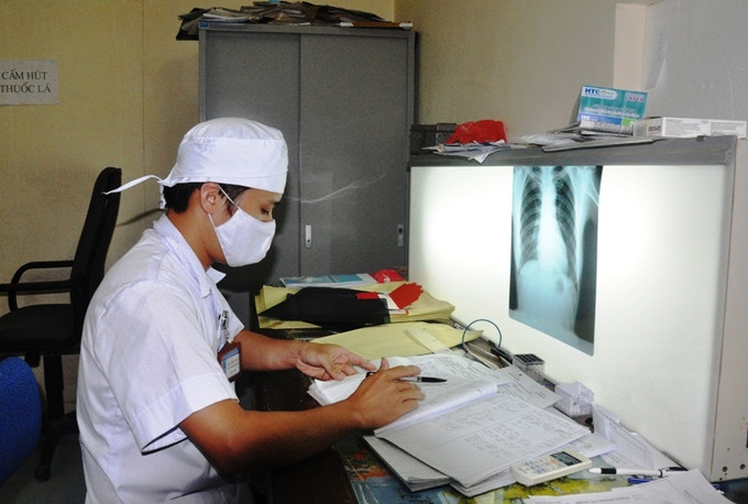 Nghiên cứu bệnh án điều trị cho bệnh nhân lao tại Trung tâm Y tế huyện Ba Bể (Bắc Kạn). Ảnh: baobackan.vn images2693537_DSC_0156___Copy.jpg