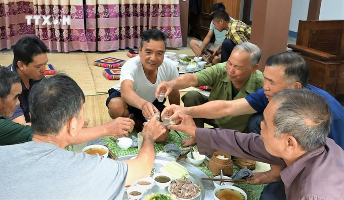 Qua bữa cơm, người Thái thường chúc nhau những điều tốt đẹp và nói về ý nghĩa của ngày lễ 2/9 để cho mọi người thêm đoàn kết, gắn bó với nhau nhiều hơn. Ảnh: Tuấn Anh - TTXVN vna_potal_dong_bao_vung_cao_yen_bai_vui_don_tet_doc_lap_7569884.png