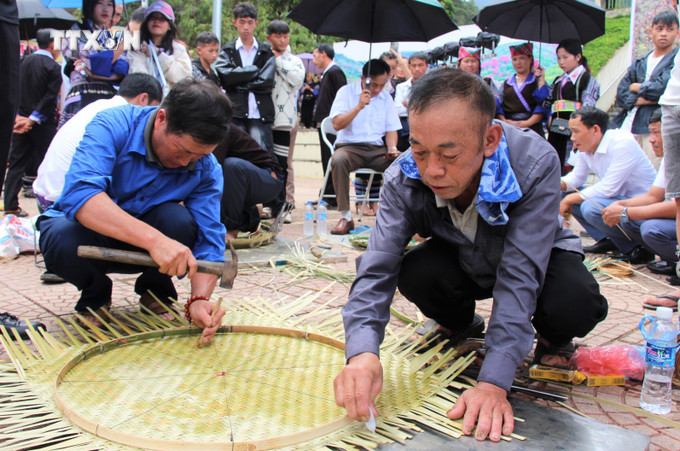 Các nghệ nhân người Mông tham gia Hội thi đan lát các sản phẩm từ tre, trúc trong ngày Tết Độc lập. Ảnh: Tuấn Anh - TTXVN vna_potal_dong_bao_vung_cao_yen_bai_vui_don_tet_doc_lap_7569889.jpg