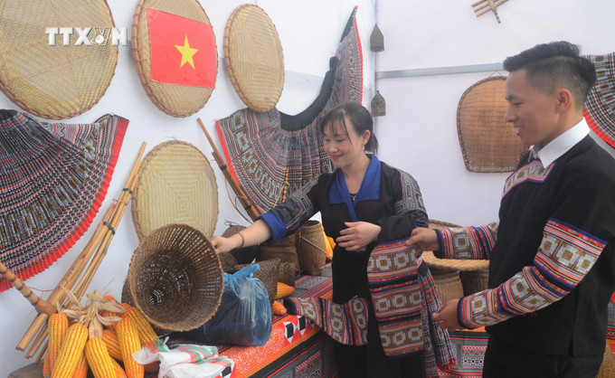 Người dân xã Lao Chải, huyện Mù Cang Chải trang trí không gian từ sản phẩm làm bằng tre, trúc để đón Tết Độc lập. Ảnh: Tuấn Anh - TTXVN vna_potal_dong_bao_vung_cao_yen_bai_vui_don_tet_doc_lap_7569888.jpg