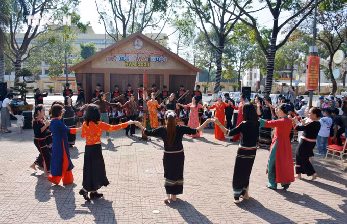vna_potal_dak_lak_chuong_trinh_bieu_dien_van_hoa_cong_chieng_phuc_vu_nhan_dan_va_du_khach_nam_2024_7213227.jpg