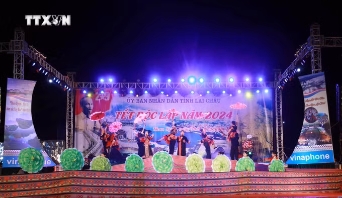 vna_potal__lai_chau_“lung_linh_sac_mau_than_uyen”_chao_mung_tet_doc_lap_29_7568990.jpg