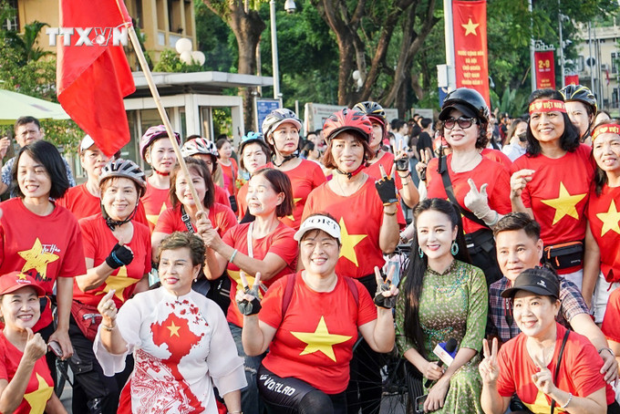 Người dân có mặt từ rất sớm để dự lễ Thượng cờ tại Quảng trường Ba Đình trong ngày Quốc khánh 2/9. Ảnh: Khánh Hòa - TTXVN vna_potal_hang_nghin_nguoi_dan_co_mat_tai_quang_truong_ba_dinh_mung_79_nam_quoc_khanh_29_7569261.jpg
