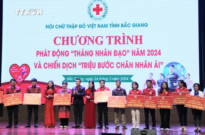 Các đơn vị đăng ký ủng hộ Tháng Nhân đạo tỉnh Bắc Giang. Ảnh: Đồng Thúy - TTXVN vna_potal_bac_giang_phat_dong_chien_dich_“trieu_buoc_chan_nhan_ai”_7286782.jpg