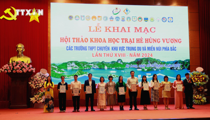 Ban tổ chức trao giải A cho các thầy cô đạt giải ở nội dung chuyên đề. Ảnh: Đức Hiếu - TTXVN vna_potal_khai_mac_hoi_thao_khoa_hoc_trai_he_hung_vuong_lan_thu_18_7285852.jpg