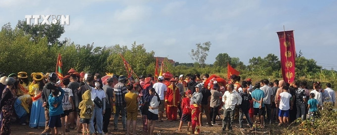 Hàng ngàn người chờ đợi thời khắc diễu hành đón Ông từ biển vào lăng để thực hiện các nghi thức cúng tế. Ảnh: TTXVN phát vna_potal_le_hoi_nghinh_ong_cua_nguoi_dan_vung_bien_bac_lieu_7230306 (1).jpg