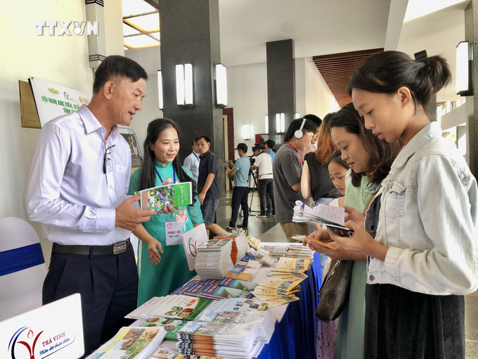 Doanh nghiệp Trà Vinh giới thiệu sản phẩm du lịch địa phương. Ảnh: Mỹ Phương – TTXVN vna_potal__quang_ba_xuc_tien_du_lich_tinh_tra_vinh_tai_thanh_pho_ho_chi_minh_7543816.jpg