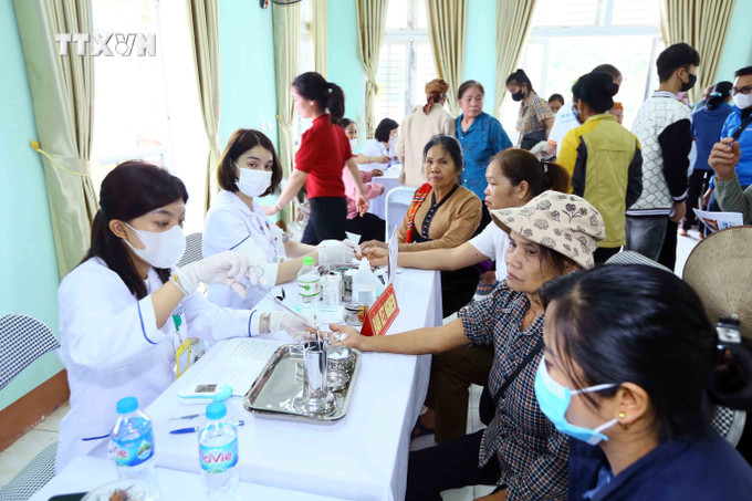 Khám, tư vấn, cấp phát thuốc miễn phí cho nhân dân. Ảnh: Quang Quyết - TTXVN vna_potal_son_la_“tet_dong_bao_nam_2024_7189745.jpg