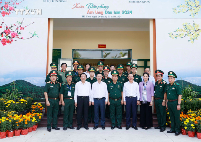 Chủ tịch nước Võ Văn Thưởng và đại biểu chụp ảnh chung với cán bộ, sĩ quan Đồn Biên phòng Cửa khẩu quốc tế Hà Tiên. Ảnh: Thống Nhất - TTXVN vna_potal_chu_tich_nuoc_tham_chuc_tet_don_bien_phong_cua_khau_quoc_te_ha_tien__7189545.jpg