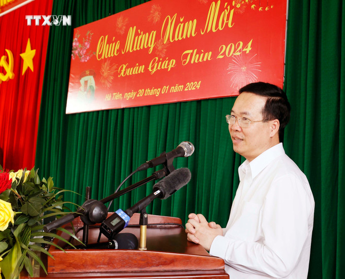 Chủ tịch nước Võ Văn Thưởng phát biểu động viên, chúc Tết cán bộ, chiến sĩ Đồn Biên phòng Cửa khẩu quốc tế Hà Tiên. Ảnh: Thống Nhất - TTXVN vna_potal_chu_tich_nuoc_tham_chuc_tet_don_bien_phong_cua_khau_quoc_te_ha_tien__7189550.jpg
