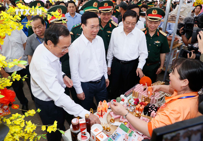 Chủ tịch nước Võ Văn Thưởng và đại biểu thăm các gian trưng bày tại chương trình "Xuân biên phòng ấm lòng dân bản". Ảnh: Thống Nhất - TTXVN vna_potal_chu_tich_nuoc_tang_bo_cho_ho_ngheo_cua_chuong_trinh_xuan_bien_phong_am_long_dan_ban__7189589.jpg