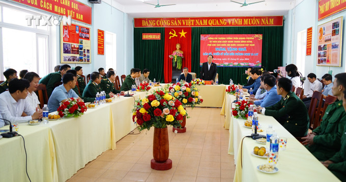 Phó Chủ tịch Quốc hội Trần Quang Phương thăm, chúc Tết tại Đồn Biên phòng Cửa khẩu Quốc tế La Lay. Ảnh: Thanh Thủy - TTXVN vna_potal_pho_chu_tich_quoc_hoi_tran_quang_phuong_chuc_tet_don_bien_phong_vung_bien_gioi_tinh_quang_tri_7190521.jpg
