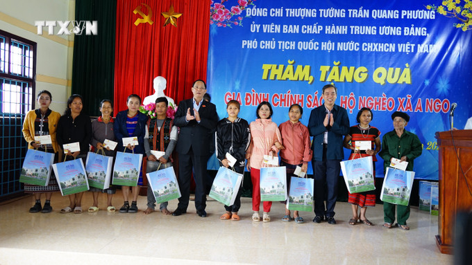 Phó Chủ tịch Quốc hội Trần Quang Phương thăm, tặng quà Tết cho người dân có hoàn cảnh khó khăn của xã A Ngo, huyện Đakrông. Ảnh: Thanh Thủy - TTXVN vna_potal_pho_chu_tich_quoc_hoi_tran_quang_phuong_chuc_tet_don_bien_phong_vung_bien_gioi_tinh_quang_tri_7190512.jpg