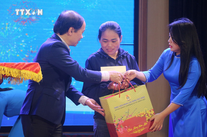 Đồng chí Phạm Tất Thắng, Ủy viên Trung ương Đảng, Phó Trưởng ban Thường trực Ban Dân vận Trung ương trao quà cho 175 công nhân lao động có hoàn cảnh đặc biệt khó khăn. Ảnh: Bích Huệ - TTXVN vna_potal_am_ap_“tet_sum_vay_-_xuan_chia_se”_voi_cong_nhan_lao_dong_nghe_an_7190450.jpg