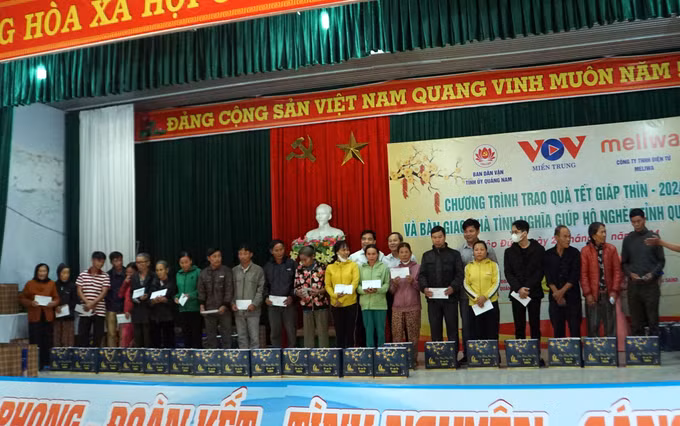 20.1-vna_potal_quang_nam_trao_qua_tet_cho_cac_gia_dinh_kho_khan_huyen_hiep_duc_7190394.jpg