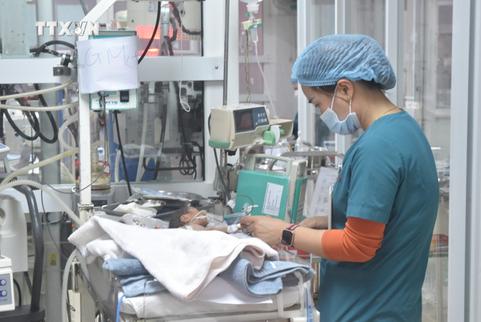 Y, bác sỹ, nhân viên y tế miệt mài, ngày đêm chăm sóc, điều trị cho những bệnh nhi sơ sinh được mạnh khỏe. Ảnh: Nguyên Dung - TTXVN vna_potal_mang_hoi_am_den_voi_nhung_thien_than_so_sinh_7218673.jpg