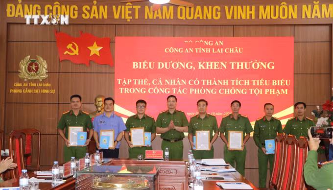 vna_potal_lai_chau_khen_thuong_tap_the_ca_nhan_co_thanh_tich_tieu_bieu_trong_cong_tac_phong_chong_toi_pham__7637260.jpg
