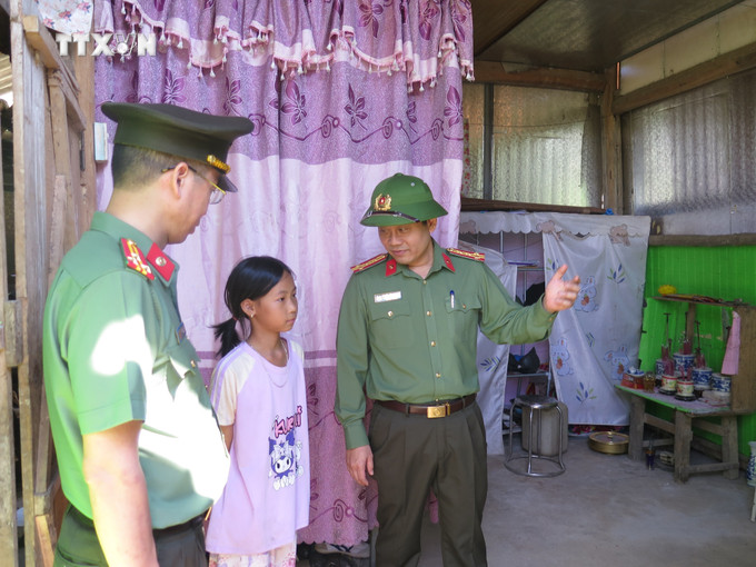 Đại tá Nguyễn Hồng Nguyên, Phó Chánh Văn phòng Bộ Công an thăm hỏi và kiểm tra trực tiếp tại gia đình các hộ dân được hỗ trợ xây nhà mới. Ảnh: Hương Thu-TTXVN vna_potal_bo_cong_an_kiem_tra_cong_tac_trien_khai_xay_dung_nha_cho_cac_ho_dan_bi_thiet_hai_do_bao_so_3_tai_lao_cai_________________7677250.jpg