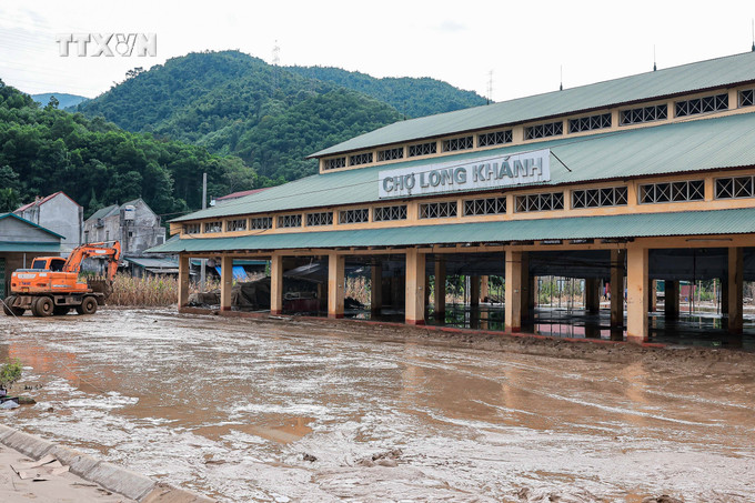 Chợ Long Khánh vẫn đang ngập bùn, chưa thể mở cửa lại. Ảnh: Hoàng Hiếu - TTXVN vna_potal_lao_cai_nhieu_ho_kinh_doanh_xa_phuc_khanh_troi_sach_tai_san_sau_tran_lu_lich_su_7601271.jpg