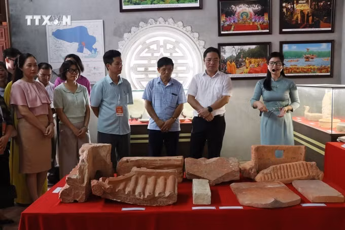 vna_potal_trung_bay_co_vat_chuyen_de_di_san_van_hoa_thoi_tran_tren_dat_hai_duong_7602374.jpg