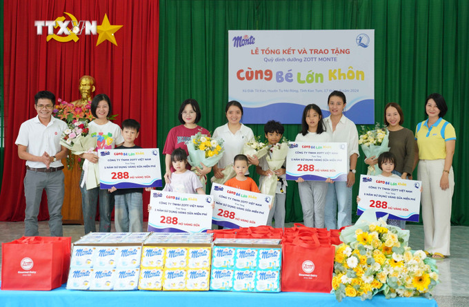 Ban tổ chức trao váng sữa cho trẻ em nghèo tỉnh Kon Tum. Ảnh: Dư Toán – TTXVN. vna_potal_khoi_dau_chuong_trinh_tang_80000_hu_vang_sua_cho_tre_em_ngheo_tay_nguyen_7600913.jpg