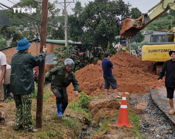 Lực lượng chức năng cùng thiết bị cơ giới triển khai công tác cứu hộ, giải tỏa hiện trường. Ảnh: TTXVN phát vna_potal_lam_dong_sat_lo_gay_chet_nguoi_quoc_lo_27_bi_ach_tac_7492709.jpg