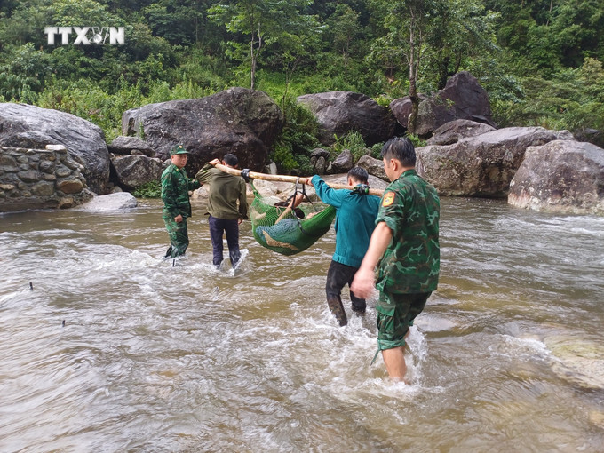 Lực lượng cứu hộ lội bộ 4 tiếng đồng hồ, cứu sống người đàn ông bị rơi xuống vực trong rừng. Ảnh: TTXVN phát vna_potal_bdbp_lai_chau_kip_thoi_cuu_song_nguoi_dan_ong_bi_roi_xuong_vuc_trong_rung_7492743.jpg