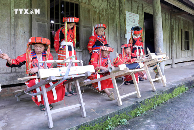 Đồng bào dân tộc Pà Thẻn, thôn Thượng Minh, xã Hồng Quang (Lâm Bình, Tuyên Quang) thêu, dệt thổ cẩm. Ảnh: Hoàng Hải – TTXVN vna_potal_van_hoa_soi_duong_sac_mau_trang_phuc_dan_toc_cua_phu_nu_pa_then_tai_tuyen_quang_7674128.jpg