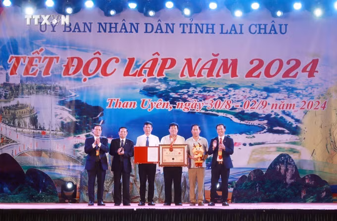vna_potal__lai_chau_“lung_linh_sac_mau_than_uyen”_chao_mung_tet_doc_lap_29_7568987.jpg