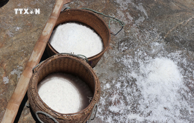 Muối kết tinh trên đá . Ảnh: Phạm Cường-TTXVN vna_potal_noi_lam_muoi_cua_nguoi_sa_huynh_co_nien_dai_khoang_2000_nam_o_quang_ngai_7478018.jpg