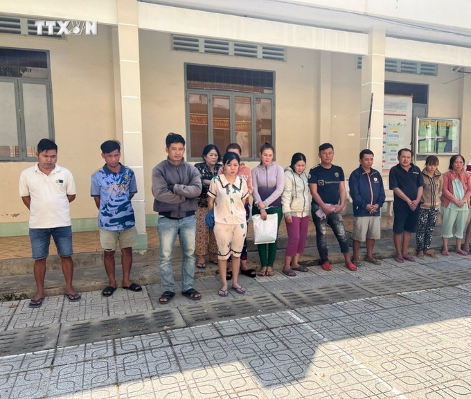 Các đối tượng tổ chức đánh bạc và đánh bạc bị bắt giữ tại cơ quan Công an. Ảnh: TTXVN phát. vna_potal_tay_ninh_triet_xoa_tu_diem_danh_bac_quy_mo_lon_o_vung_bien_7231155.jpg
