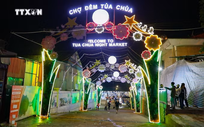 vna_potal_den_cho_dem_tua_chua_dien_bien_xem_nguoi_dan_livestream_ban_hang_7472171.jpg