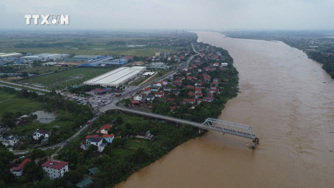 Cầu Phong Châu (Phú Thọ) bị sập, sáng 9/9. Một trụ và hai nhịp của cây cầu đã bị nước lũ cuốn. Ảnh: Tạ Toàn - TTXVN vna_potal_pho_thu_tuong_ho_duc_phoc_chi_dao_cuu_nan_vu_sap_cau_phong_chau_7582957.jpg