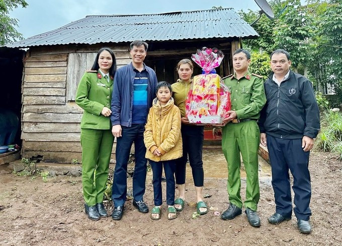 Công an thị xã Buôn Hồ tặng quà Tết cho đồng bào ở buôn kết nghĩa Ea Kjoh A, xã Ea Drông, thị xã Buôn Hồ. Ảnh: Hoài Thu a11-1300.jpg