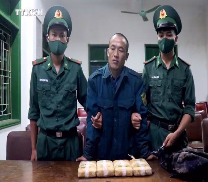 vna_potal_nghe_an_bat_doi_tuong_van_chuyen_24000_vien_ma_tuy_qua_bien_gioi_7317204.jpg