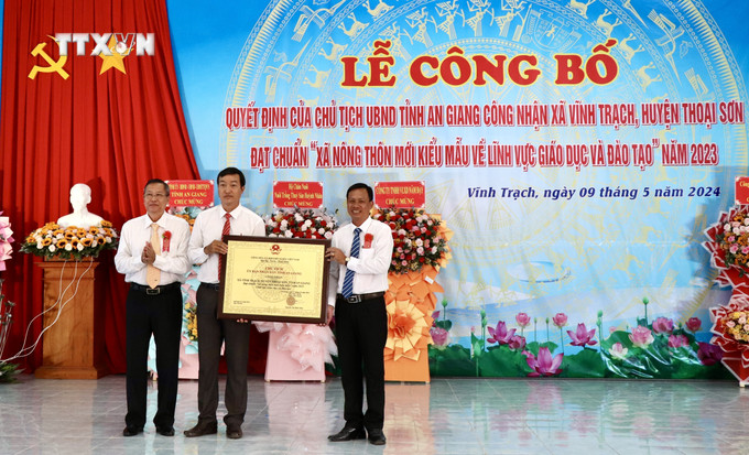 Lãnh đạo tỉnh An Giang trao Quyết định công nhận xã Vĩnh Trạch đạt chuẩn “Xã nông thôn mới kiểu mẫu về lĩnh vực giáo dục và đào tạo" năm 2023. Ảnh: Thanh Sang - TTXVN vna_potal_an_giang_co_xa_nong_thon_moi_kieu_mau_dau_tien_trong_linh_vuc_giao_duc__7367559.jpeg