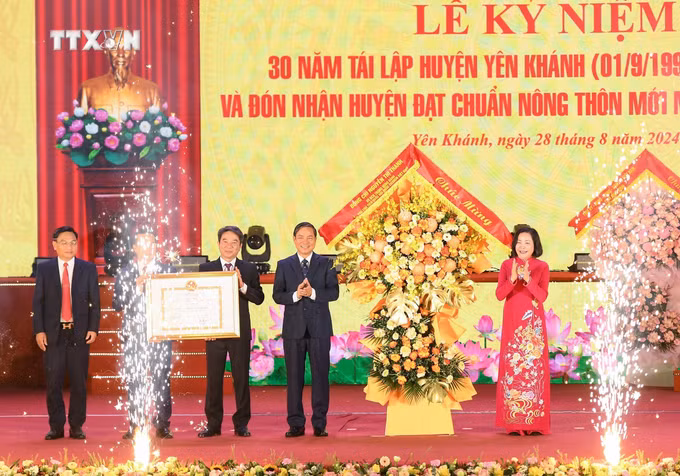 vna_potal_pho_chu_tich_quoc_hoi_trao_bang_cong_nhan_huyen_yen_khanh_ninh_binh_dat_chuan_nong_thon_moi_nang_cao_7562449.jpg