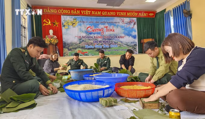 vna_potal_goi_10000_banh_chung_xanh_cho_nguoi_ngheo_an_tet_o_huyen_bien_gioi_nam_po_7206679.jpg