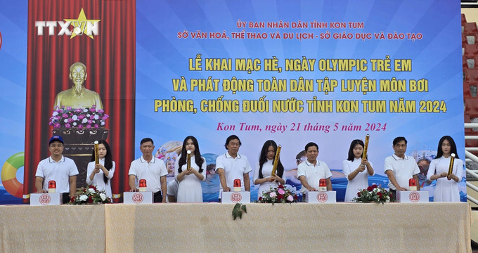 Các đại biểu ấn nút khai mạc. Ảnh: Khoa Chương - TTXVN vna_potal_ngay_olympic_tre_em_va_phat_dong_phong_chong_duoi_nuoc_tinh_kon_tum_nam_2024_7387117.jpg